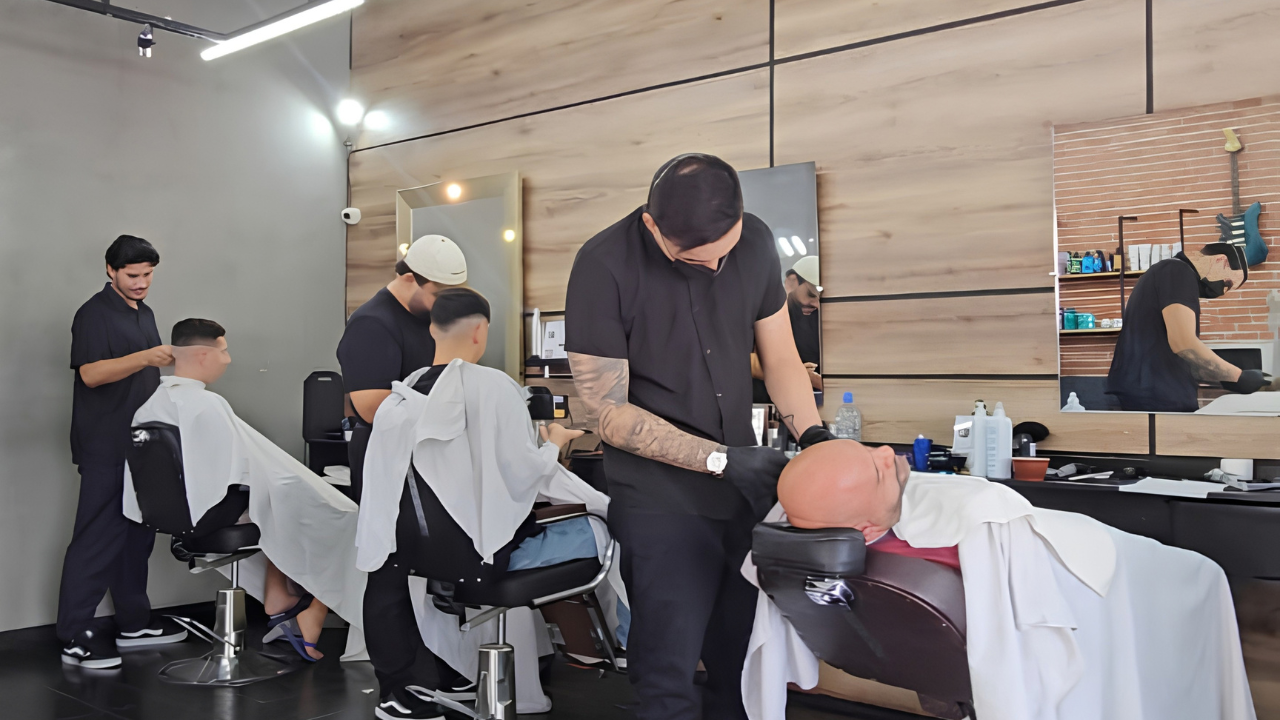Barbeiro atendendo cliente na Felps Barbearia em São José dos Campos