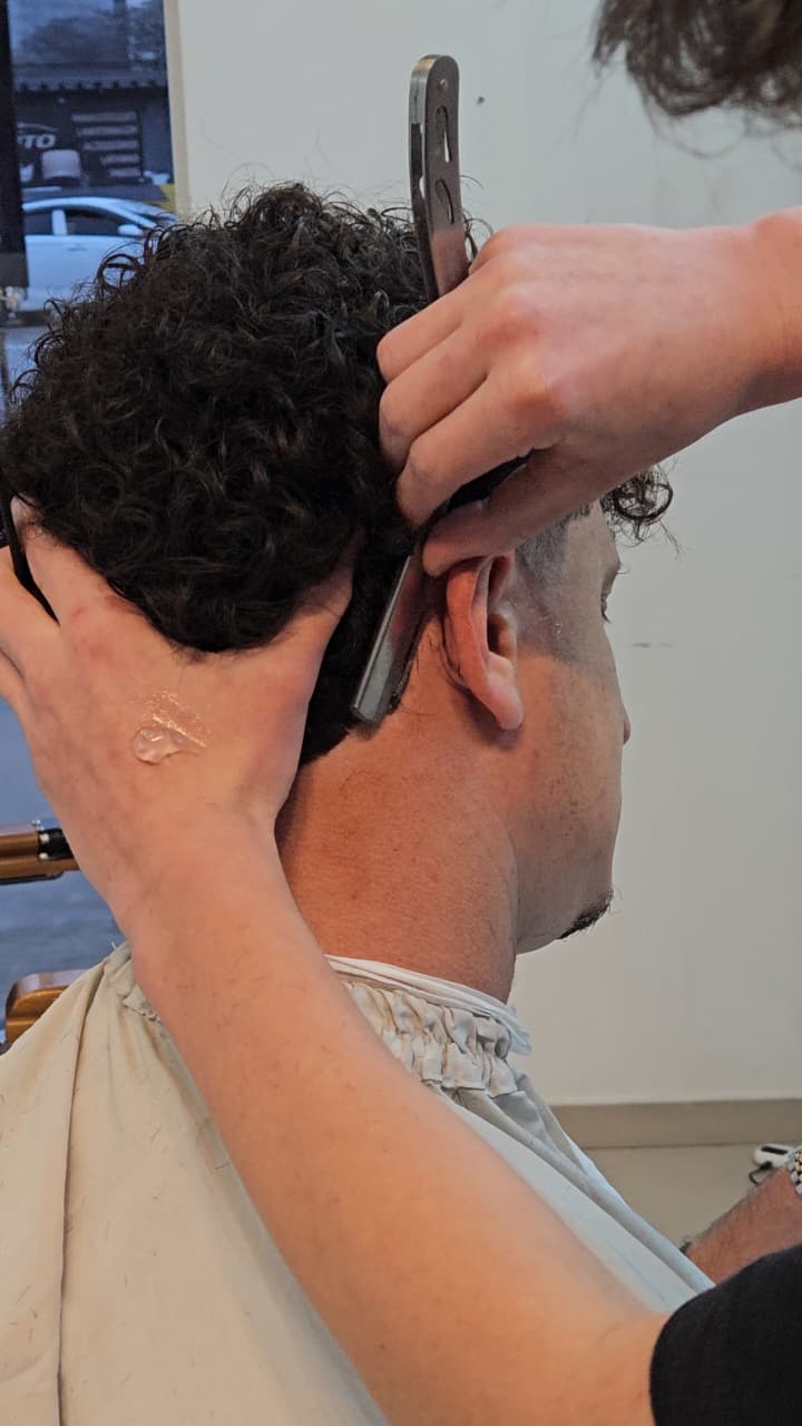 Acabamento de corte masculino com navalha na Felps Barbearia