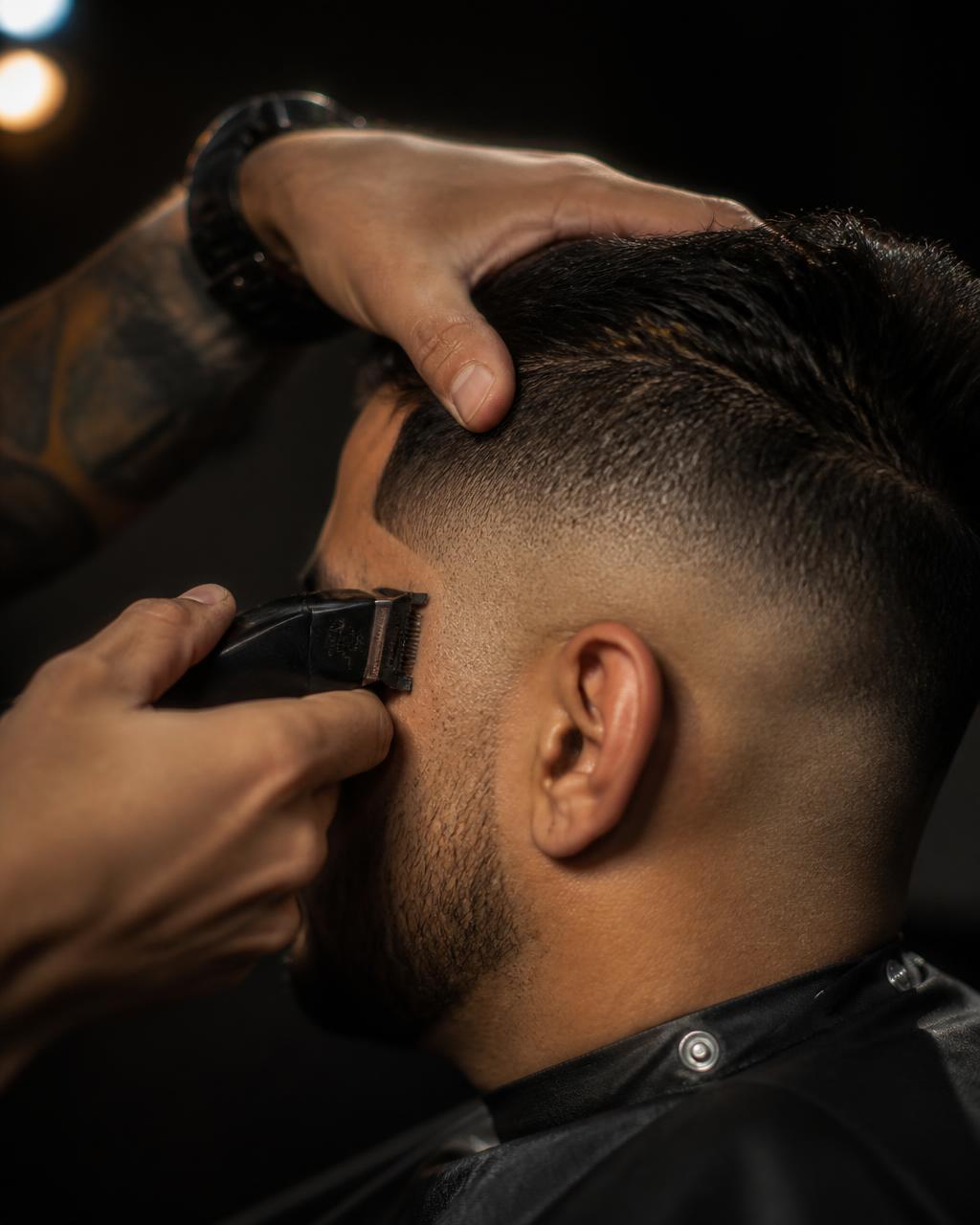 Acabamento de corte masculino com máquina na Felps Barbearia